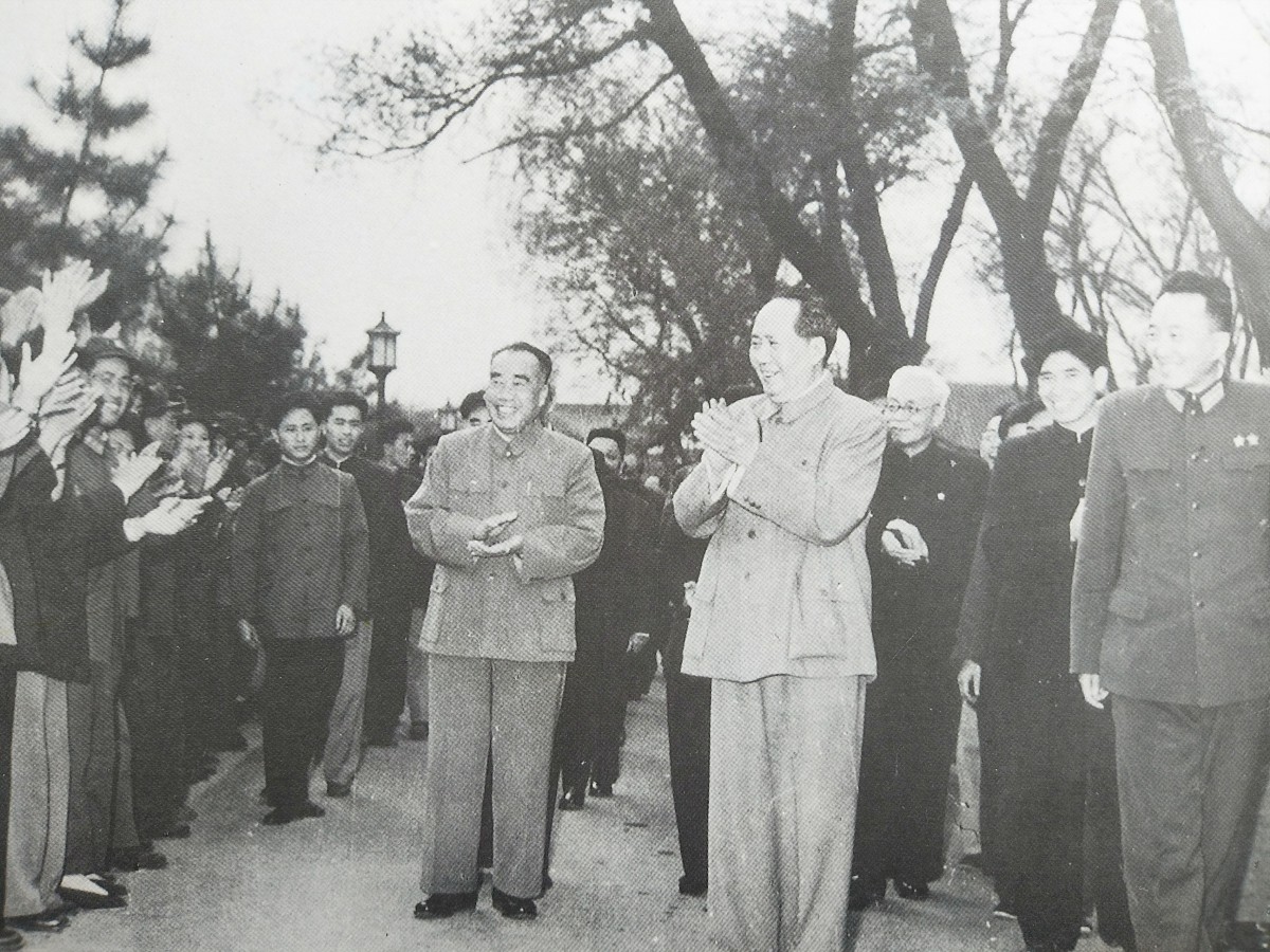 罗瑞卿陪同毛泽东、朱德参加节日游园